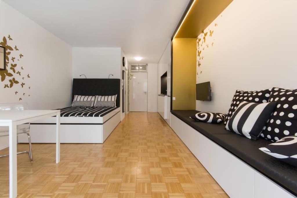 Gorgeous Central Flat With Garage Любляна Екстер'єр фото