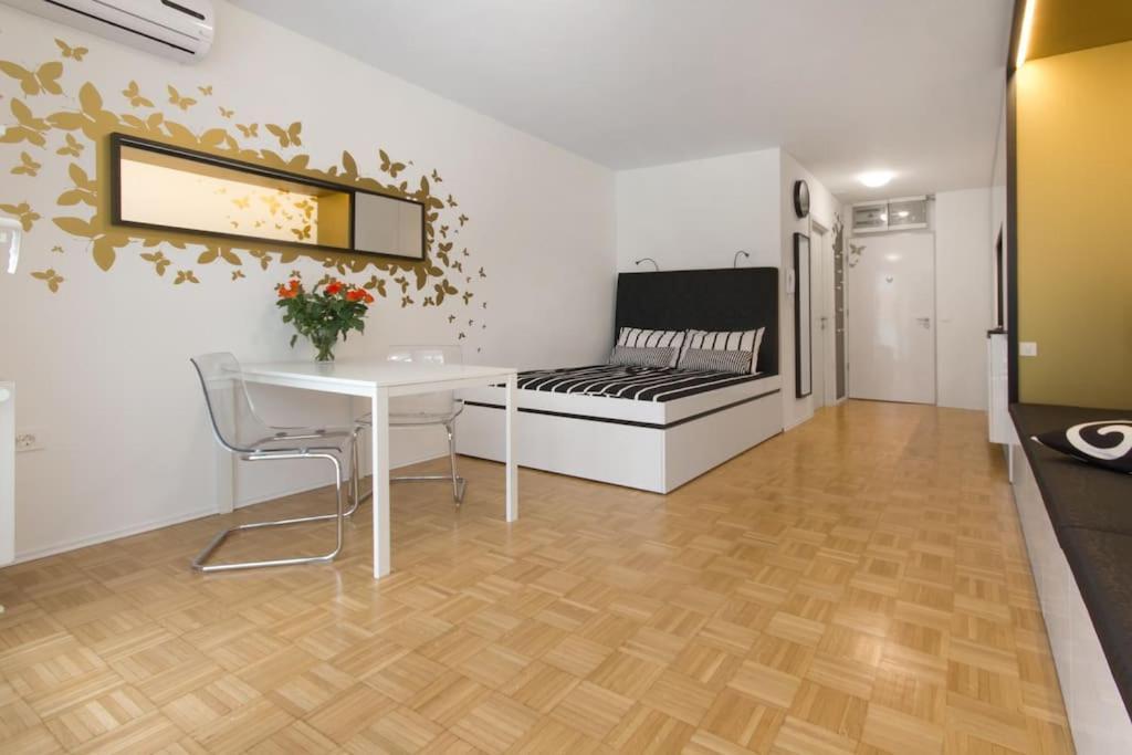 Gorgeous Central Flat With Garage Любляна Екстер'єр фото